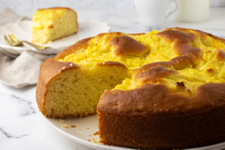 Torta morbida poggiata sul tavolo