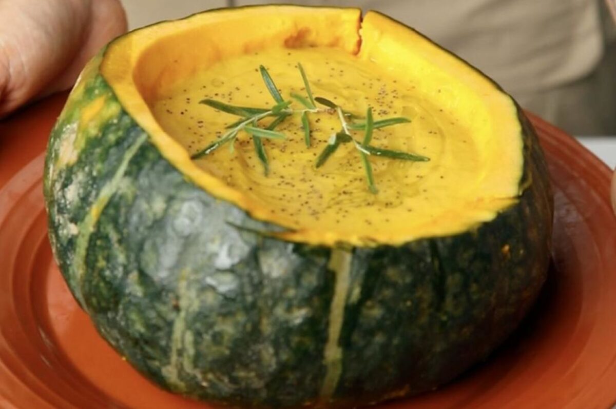Vellutata di zucca e cannella servita nella zucca