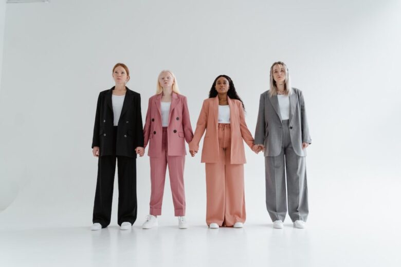 Modelle che indossano un completo con blazer