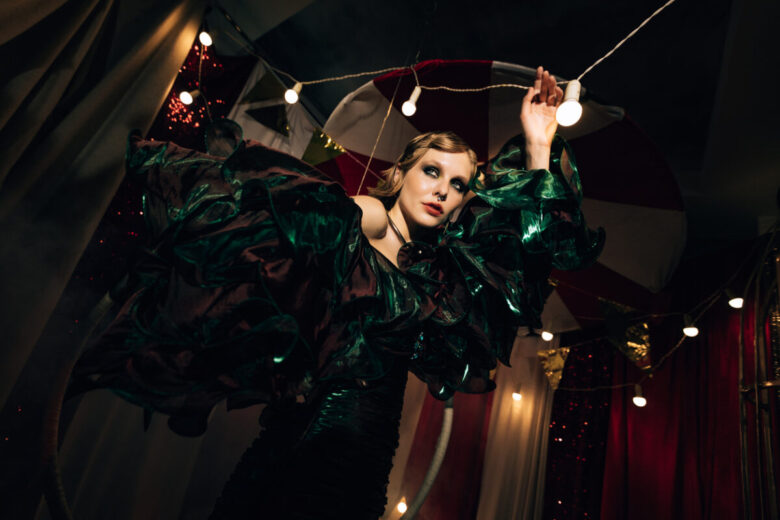 Una donna si sta esibendo in uno spettacolo di burlesque