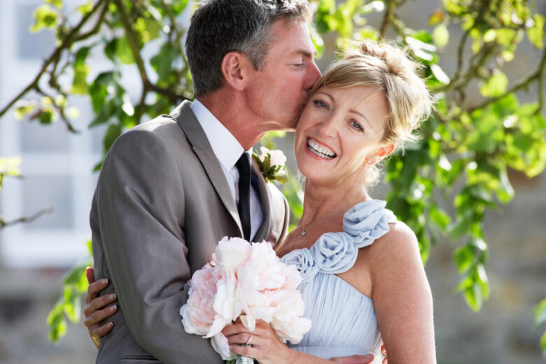 Come vestirsi per un matrimonio a 50 anni