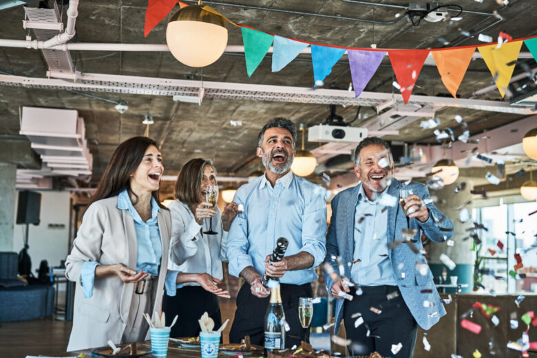 Un uomo sta festeggiando il suo compleanno con champagne