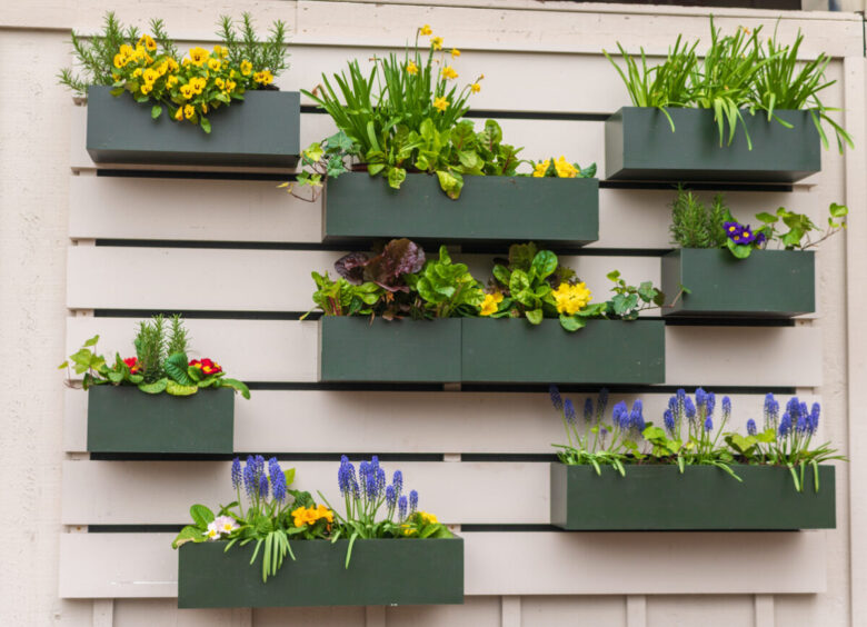 Fioriere a muro fai da te: idee per il balcone