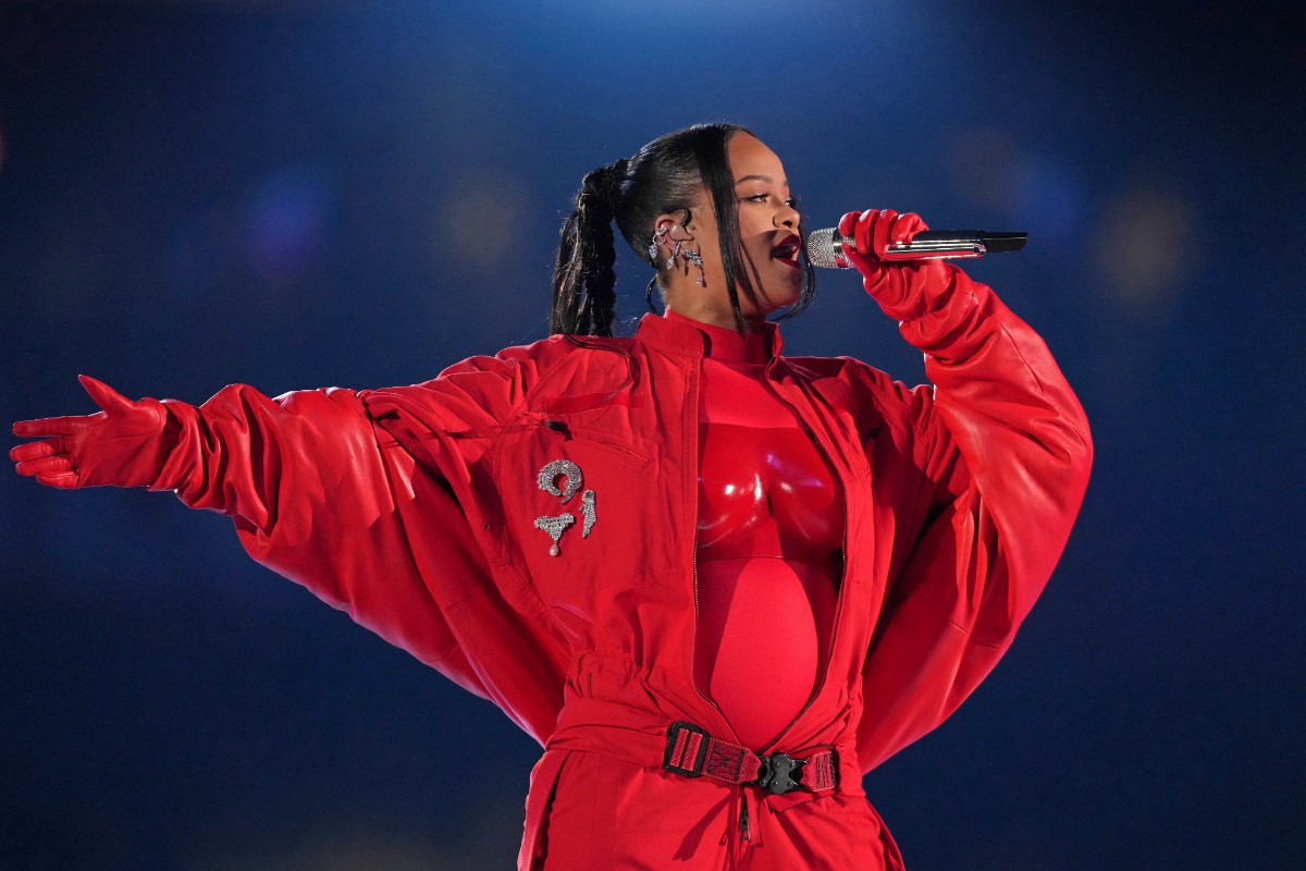 Rihanna, l’iconica tuta rossa del Super Bowl ora è in vendita