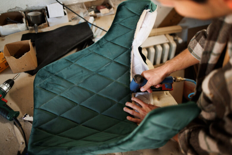 Come rivestire una sedia con schienale