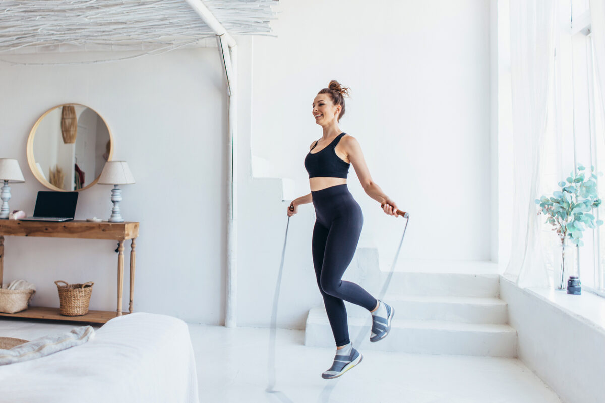 Esercizi cardio fatti a casa a corpo libero e con attrezzi