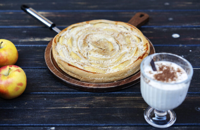 Torta umida allo yogurt e mele