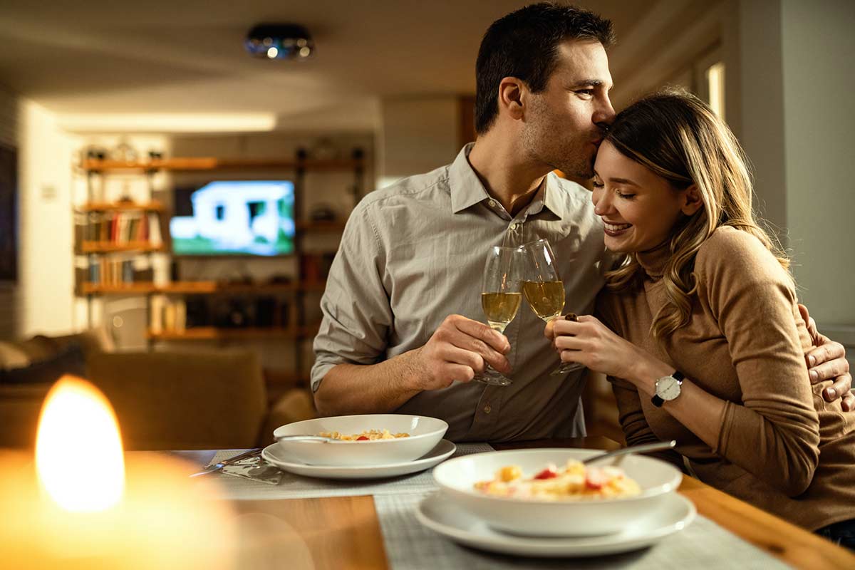 Brindisi di coppia a cena (iStock)