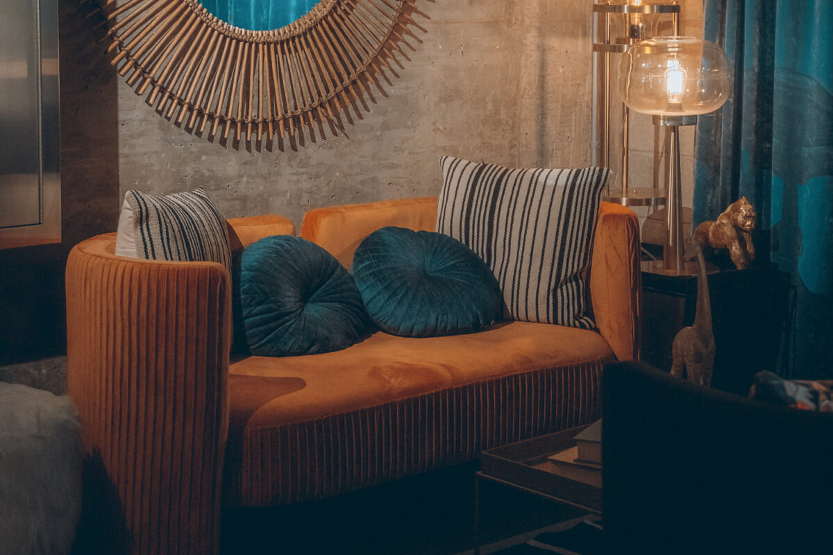 Divano curvo (ph. Unsplash)