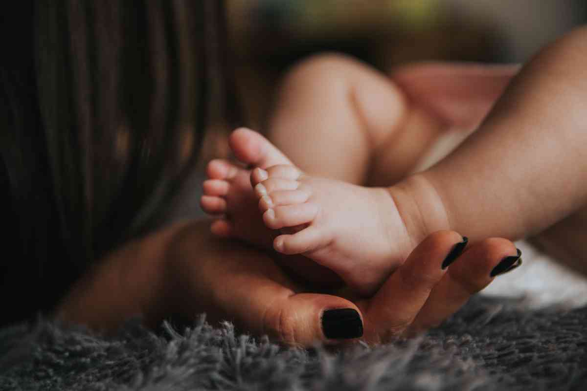 Una donna con il suo bambino (ph Unsplash)