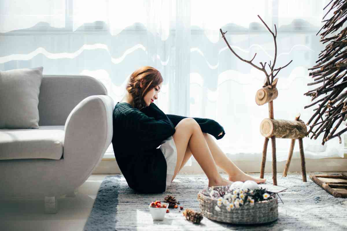 Una donna stressata durante le vacanze di Natale (ph Unsplash)