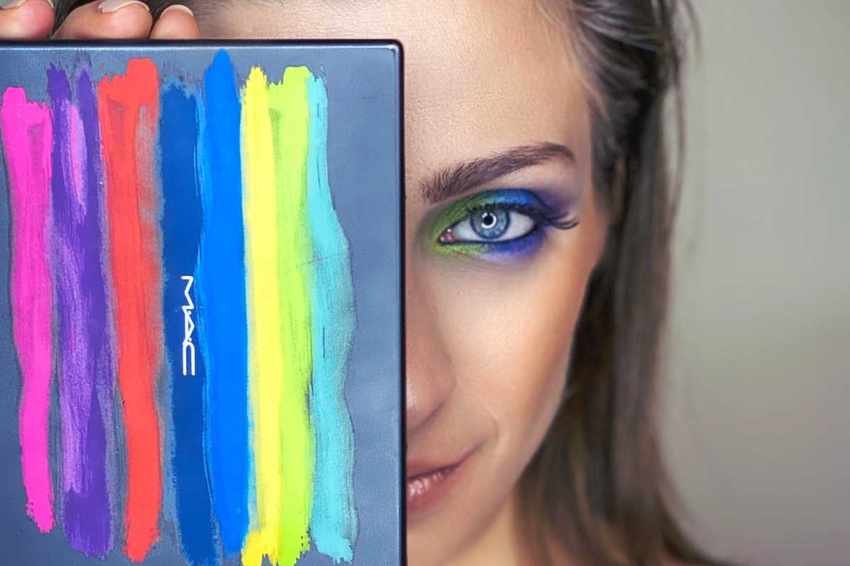 Una donna con le diverse palette dell'ombretto (Unsplash)