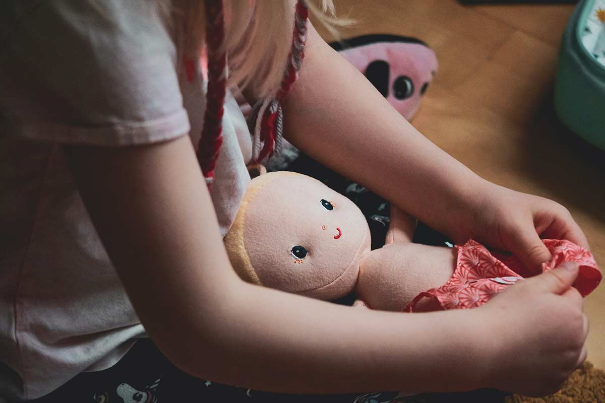 Bambola bambini (Unsplash)