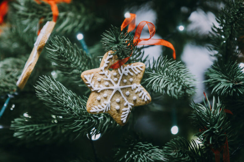 Biscotti di Natale da appendere all'albero, la ricetta