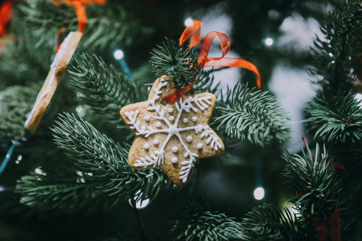 Biscotti di Natale da appendere all'albero, la ricetta