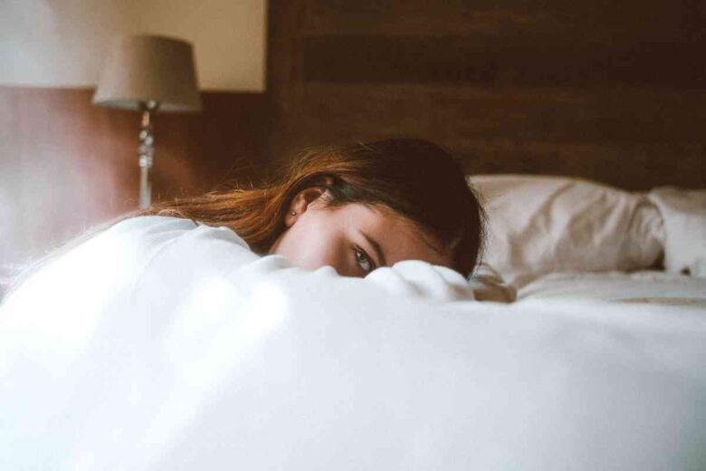 una donna in hotel (ph Unsplash)