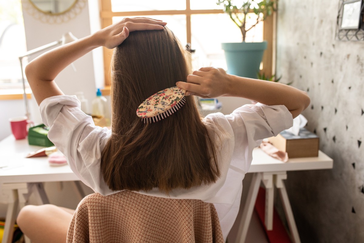 ragazza che si spazzola i capelli