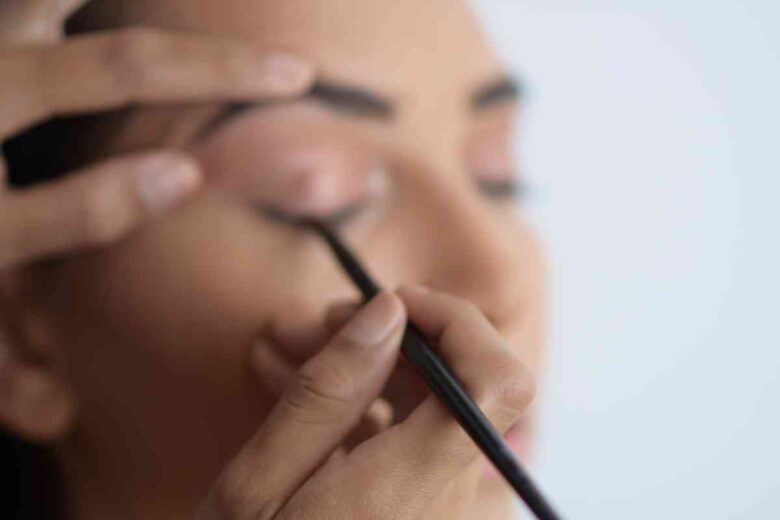 Una sessione di trucco per gli occhi (ph Unsplash)