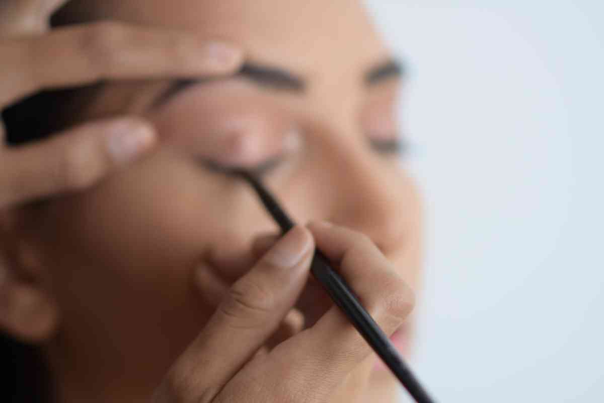 Una sessione di trucco per gli occhi (ph Unsplash)