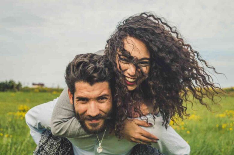 Una coppia felice (ph Unsplash)