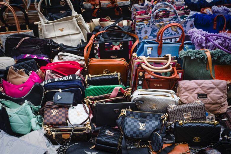 Borse contraffatte in vendita (ph Unsplash)