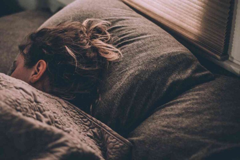 Una donna mentre dorme (ph Unsplash)