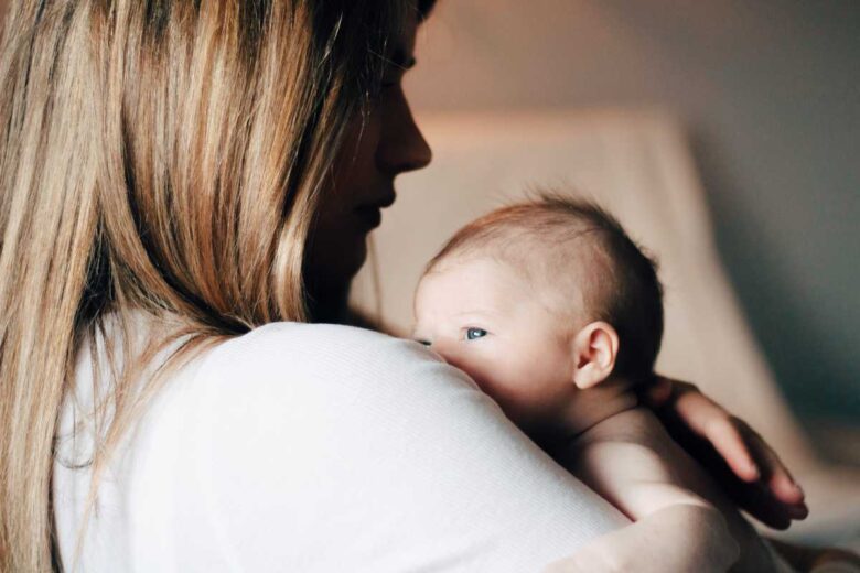 Una mamma con il suo bambino (ph. Unsplash)