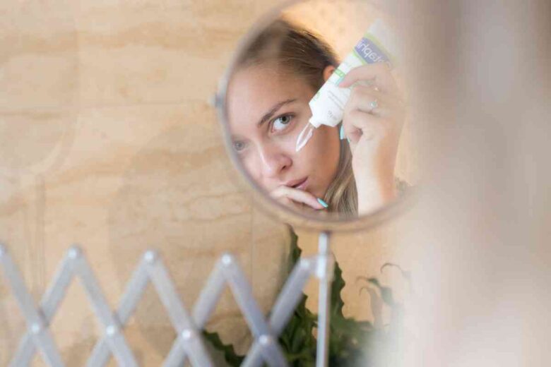 Una ragazza cura il proprio viso (ph Unsplash)