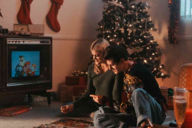 Una coppia durante le Feste di Natale (ph Unsplash)