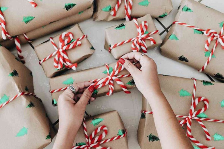 Una donna prepara i regali di Natale (ph Unsplash)