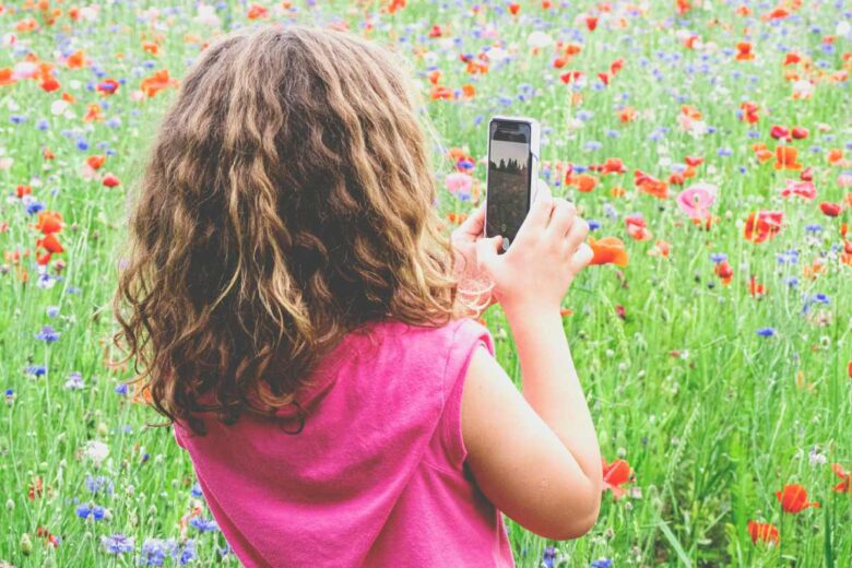 una bambina con lo smartphone (Unsplash)