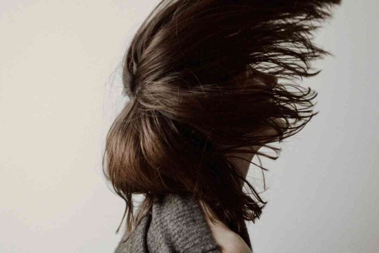 Una ragazza con i capelli castani (ph Unsplash)