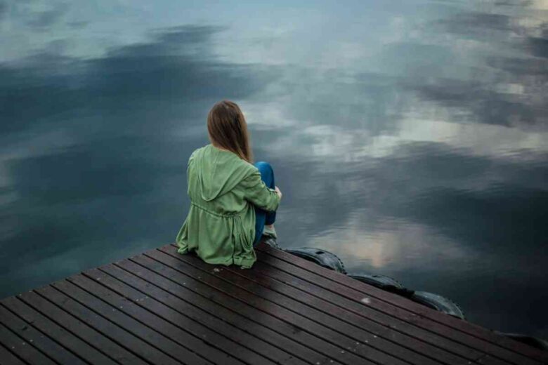 Una donna contempla l'orizzonte (ph Unsplash)