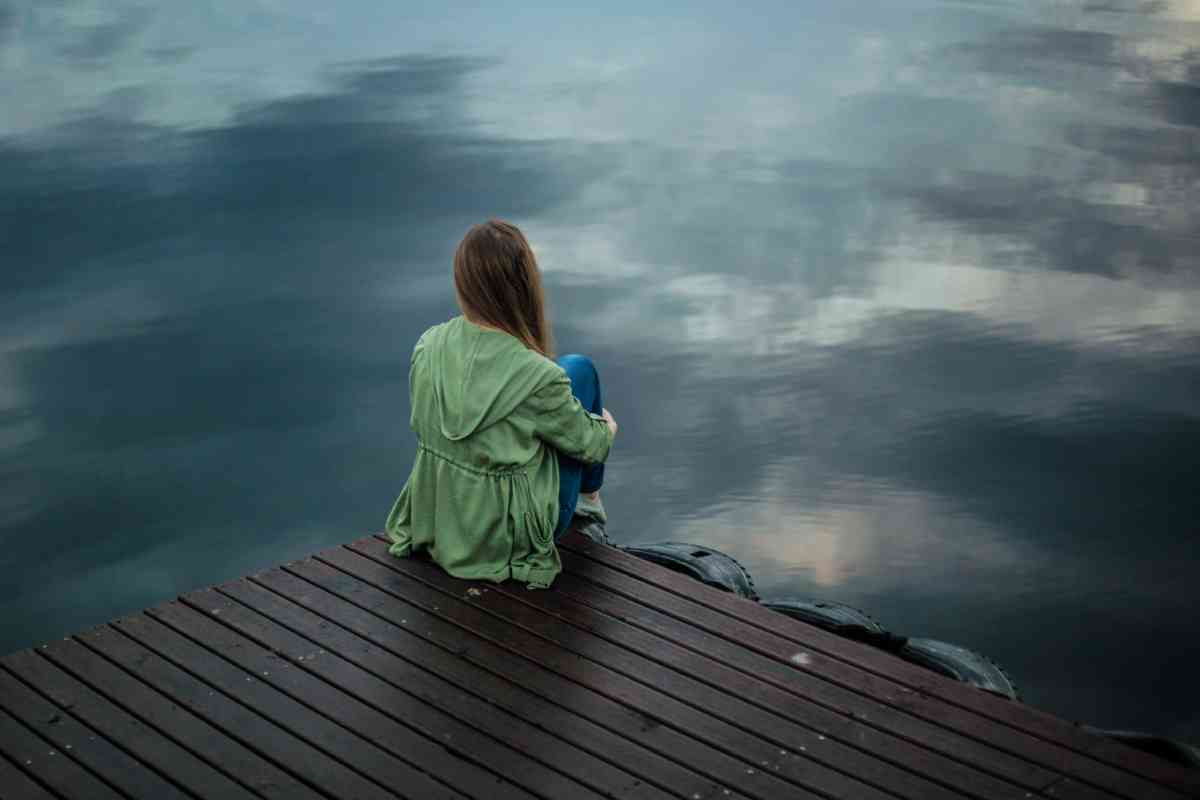 Una donna contempla l'orizzonte (ph Unsplash)