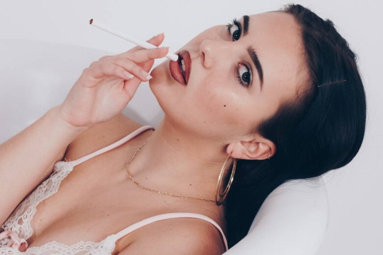 Una donna fuma (ph Unsplash)