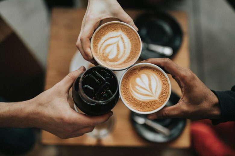 Alcune persone bevono il caffè al bar (ph Unsplash)