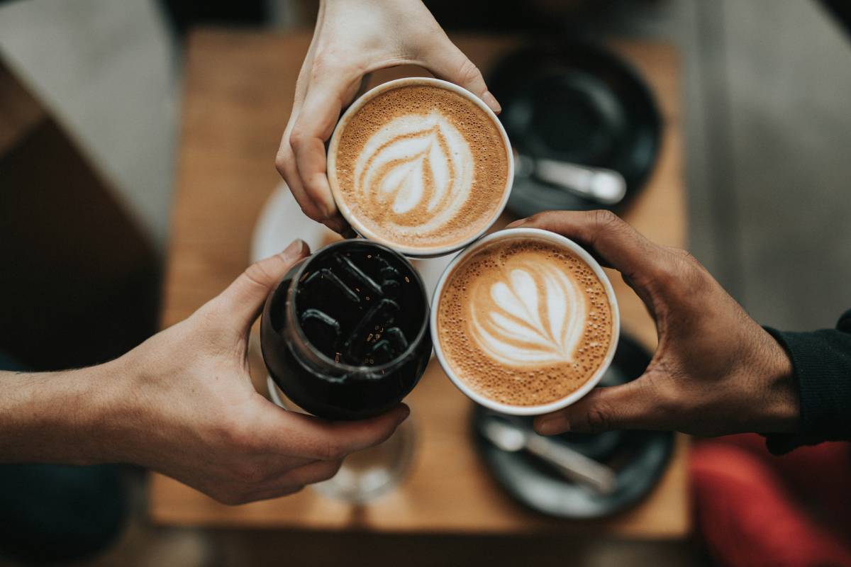 Alcune persone bevono il caffè al bar (ph Unsplash)