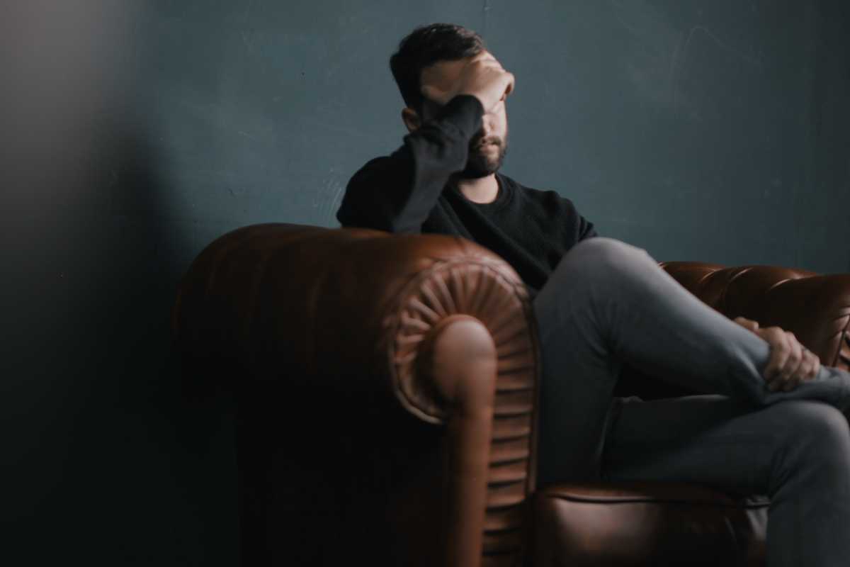 Un uomo depresso (Unsplash)