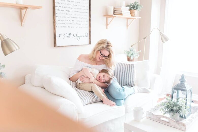 Una madre con sua figlia (ph Unsplash)