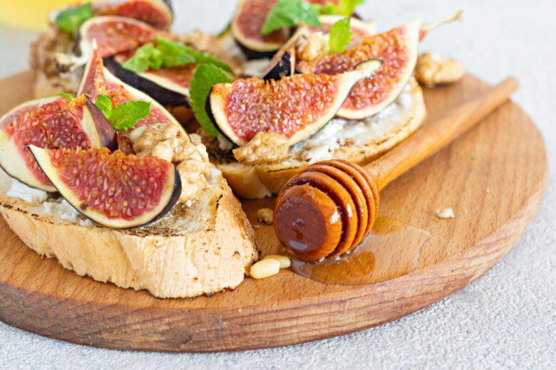 Pane ripieno con fichi e mandorle