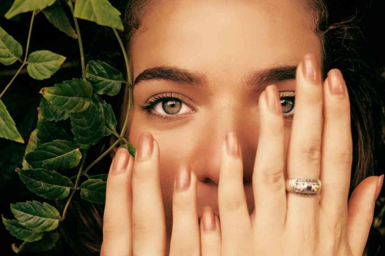 Una ragazza mostra le sue unghie (ph Unsplash)