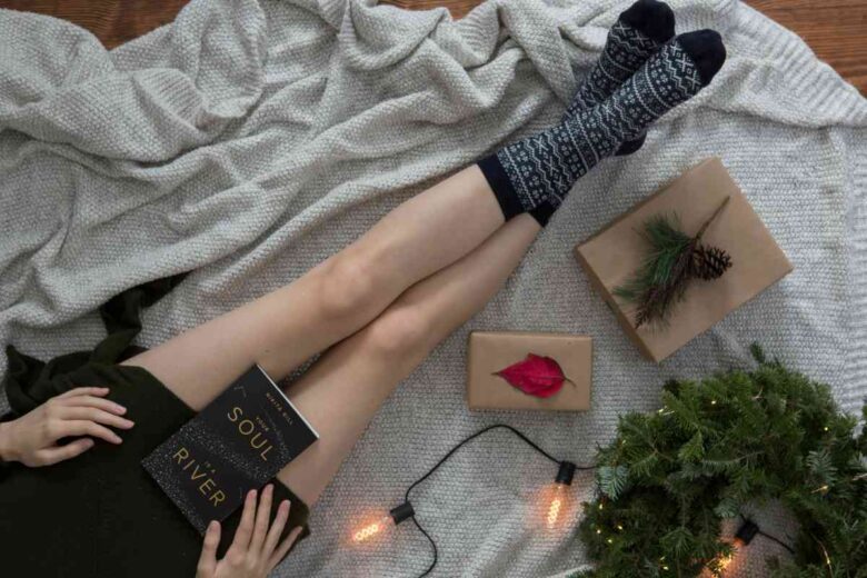 Una donna trascorre il Natale da sola (ph Unsplash)