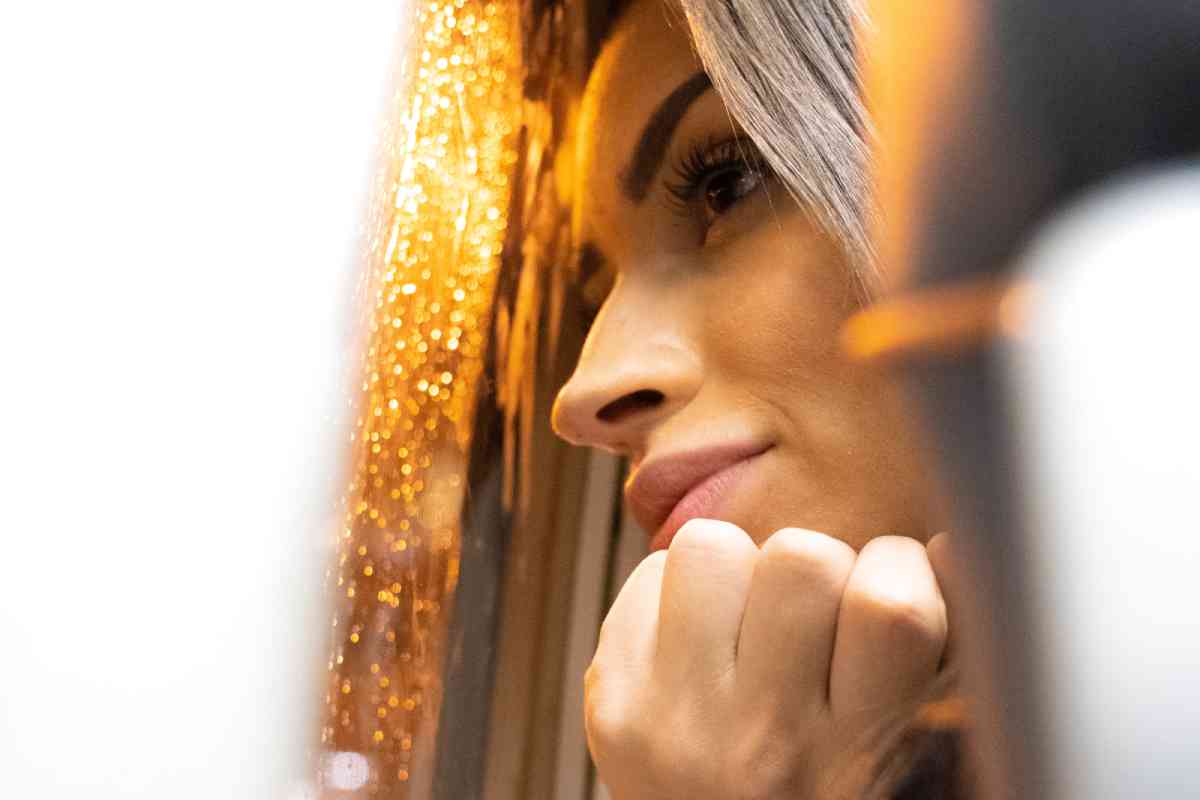 Una donna in aereo (ph Unsplash)