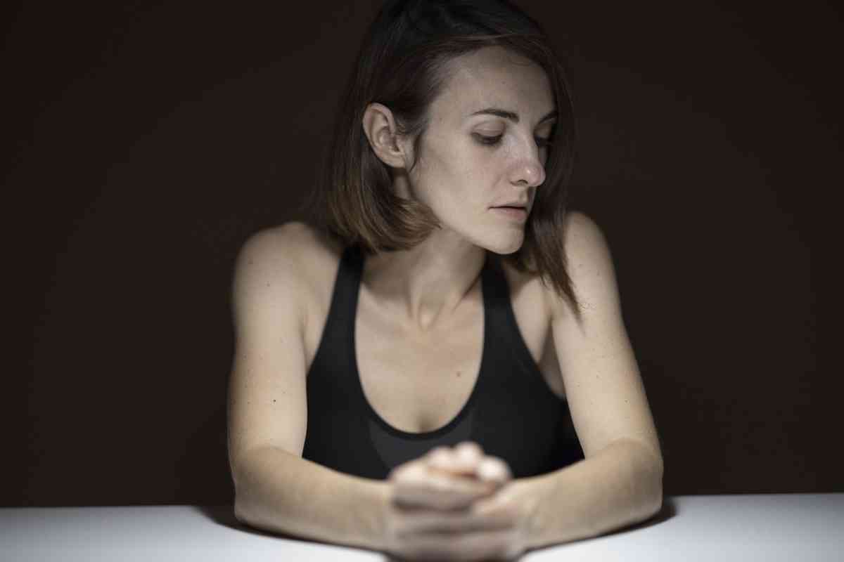 una donna triste (Pixabay)