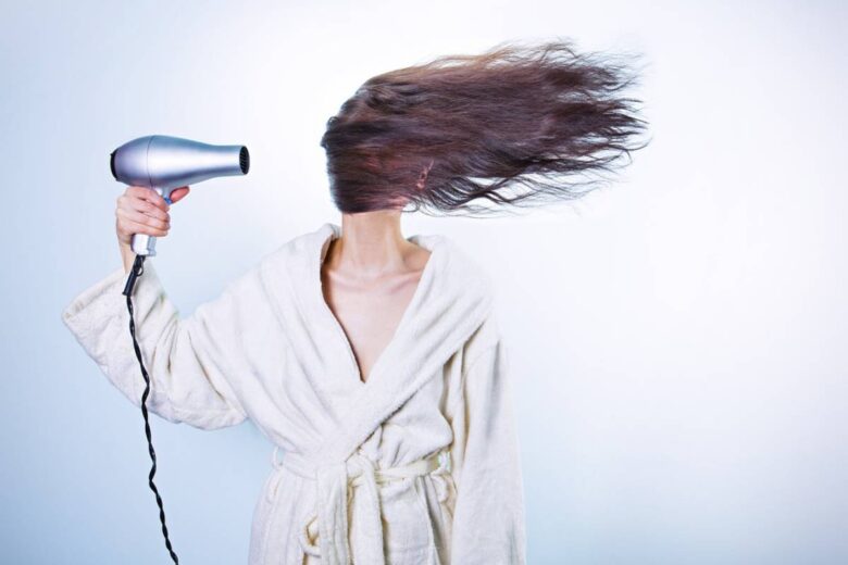 Una donna alle prese con i capelli (ph Pixabay)
