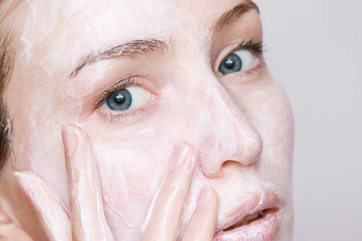 Una donna massaggia il suo viso (ph. Pixabay)