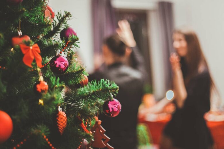 Una famiglia celebra il Natale (ph Unsplash)