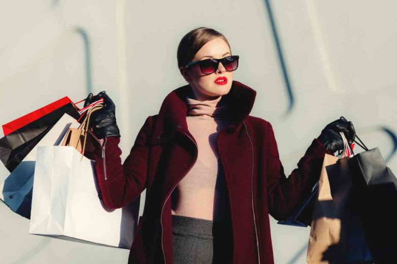 Una ragazza fa shopping (ph Unsplash)