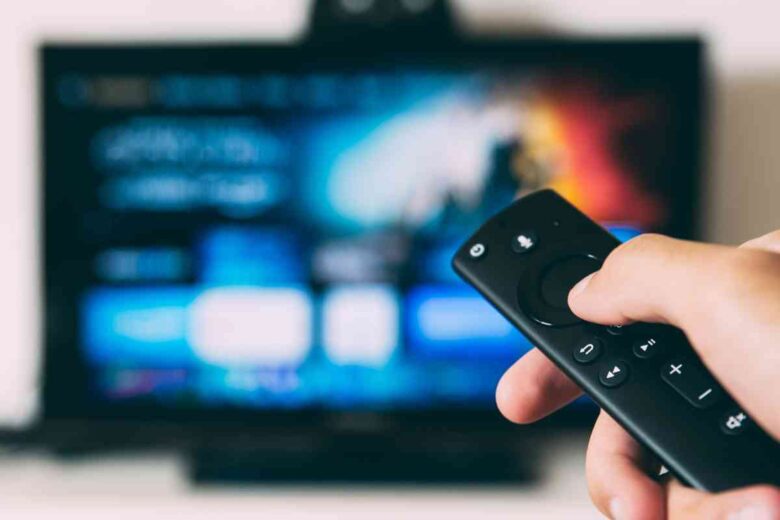 Una persona davanti alla tv (ph Unsplash)