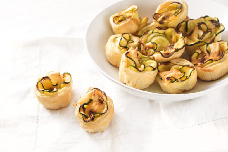 Muffin di pasta sfoglia con zucchine e prosciutto